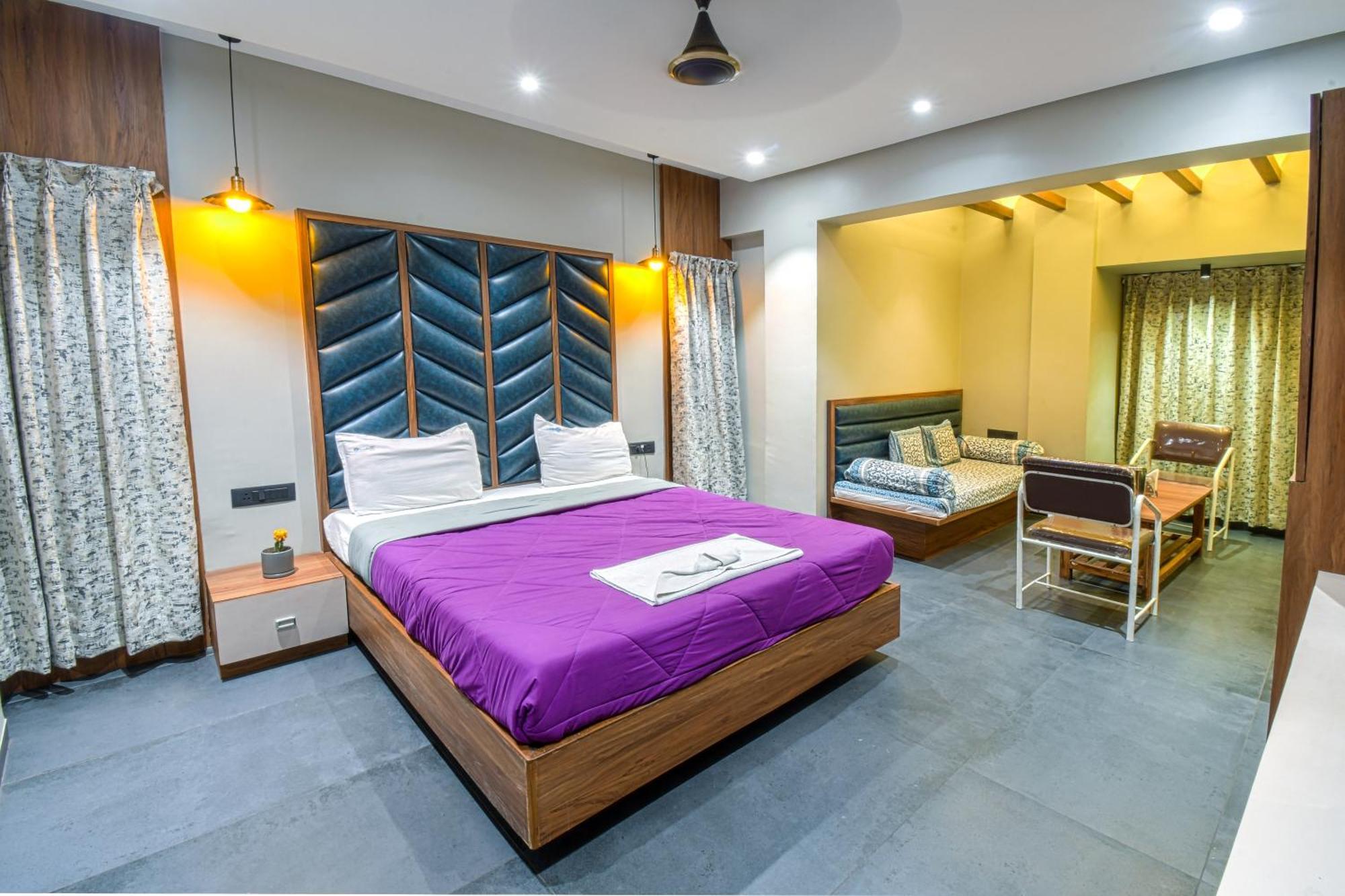 Hotel Vrindavan Deluxe 콜라푸르 외부 사진