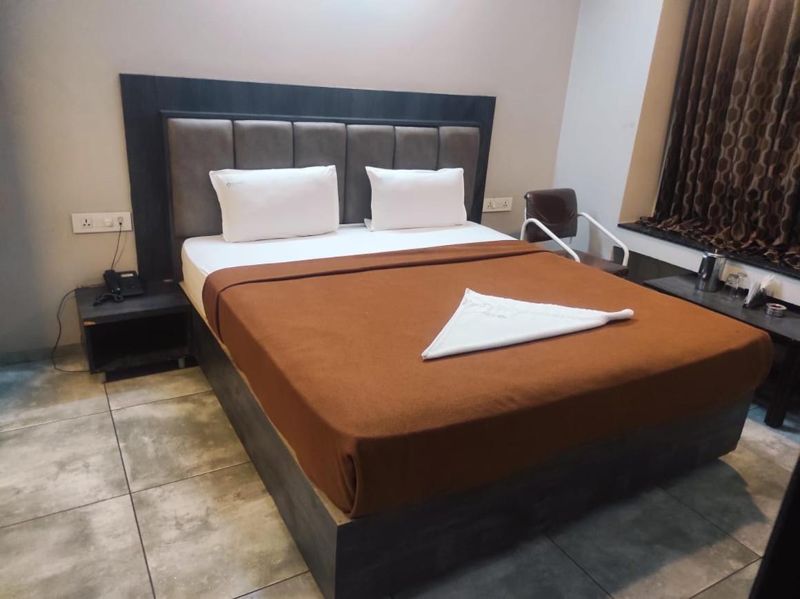 Hotel Vrindavan Deluxe 콜라푸르 외부 사진
