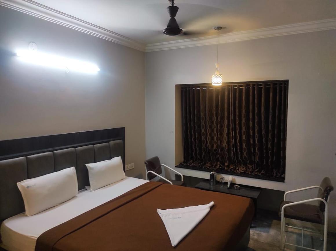 Hotel Vrindavan Deluxe 콜라푸르 외부 사진