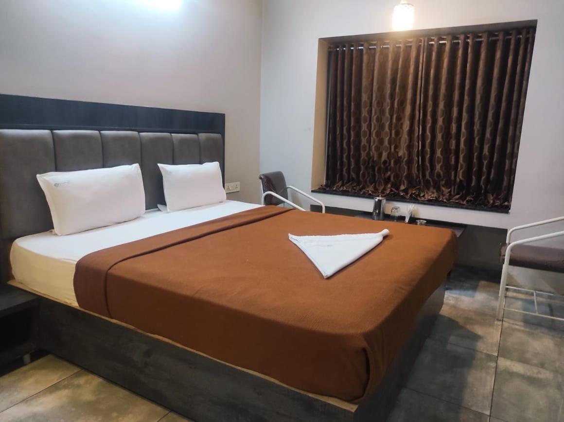 Hotel Vrindavan Deluxe 콜라푸르 외부 사진