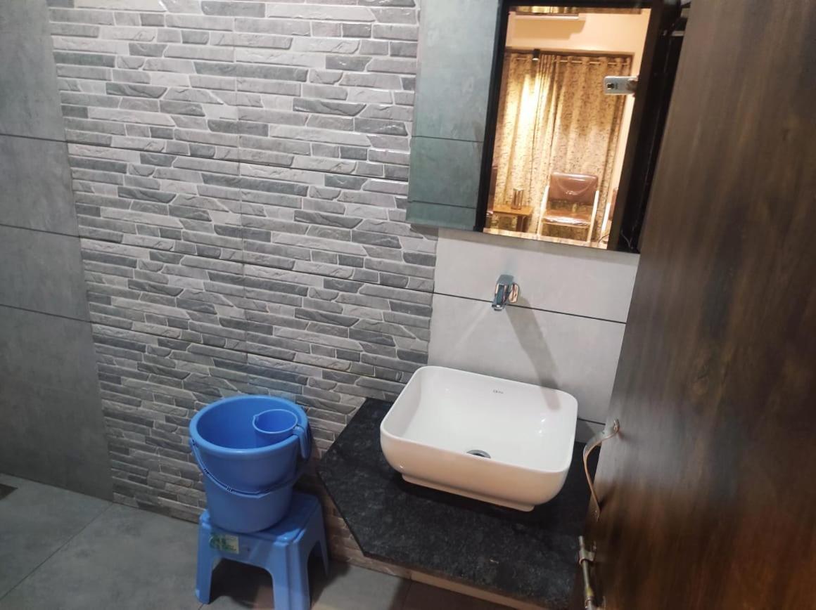 Hotel Vrindavan Deluxe 콜라푸르 외부 사진