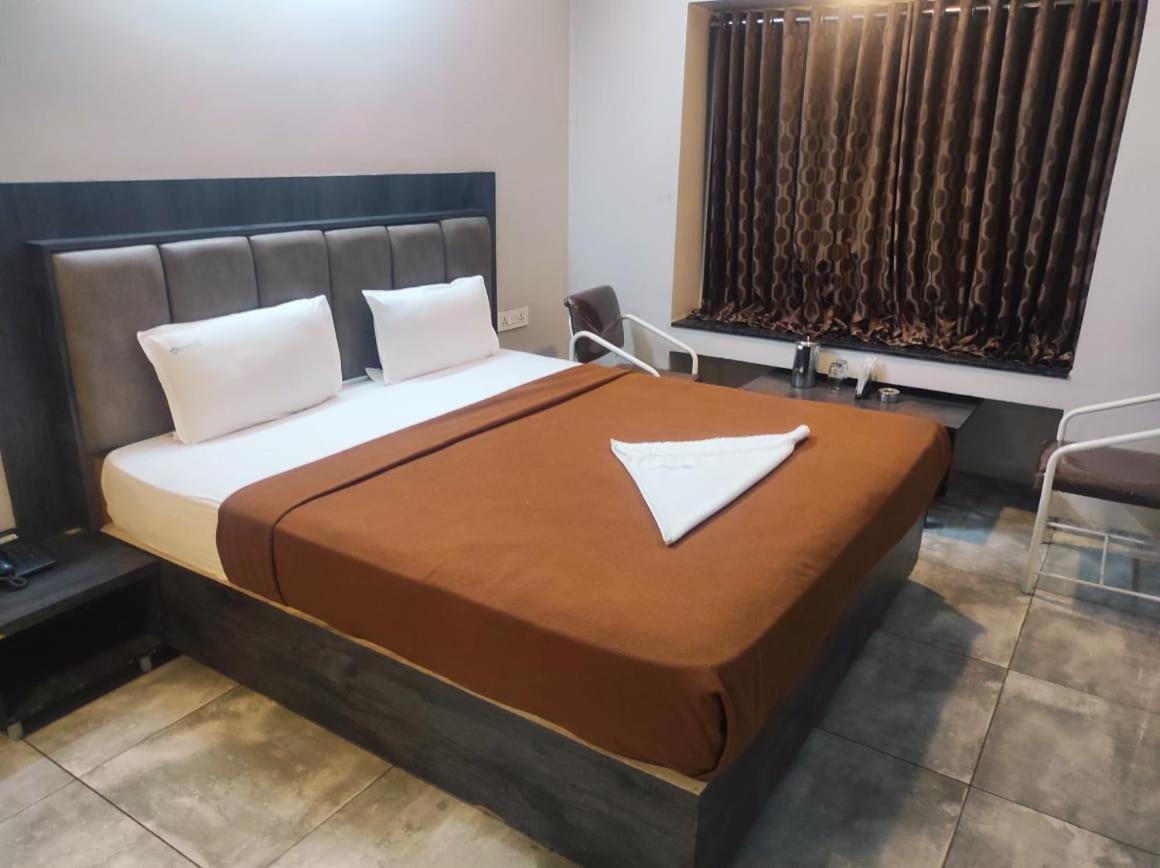 Hotel Vrindavan Deluxe 콜라푸르 외부 사진