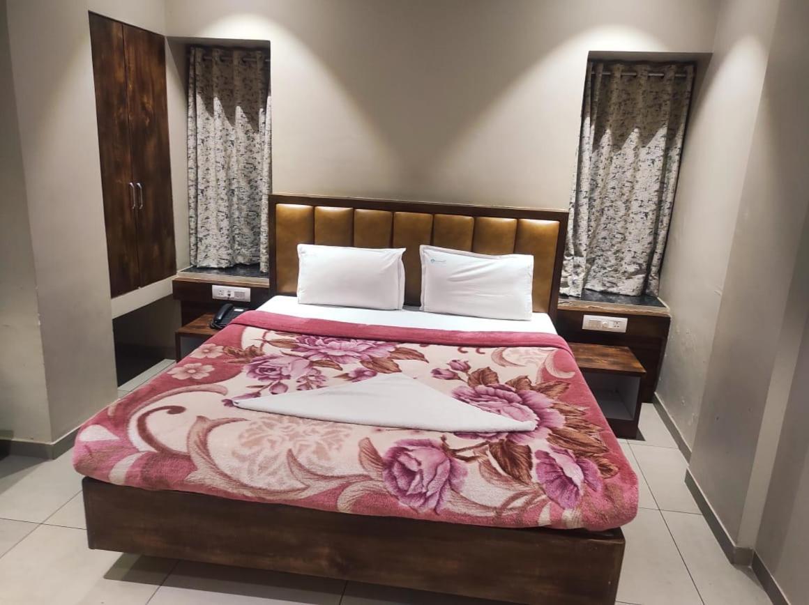 Hotel Vrindavan Deluxe 콜라푸르 외부 사진