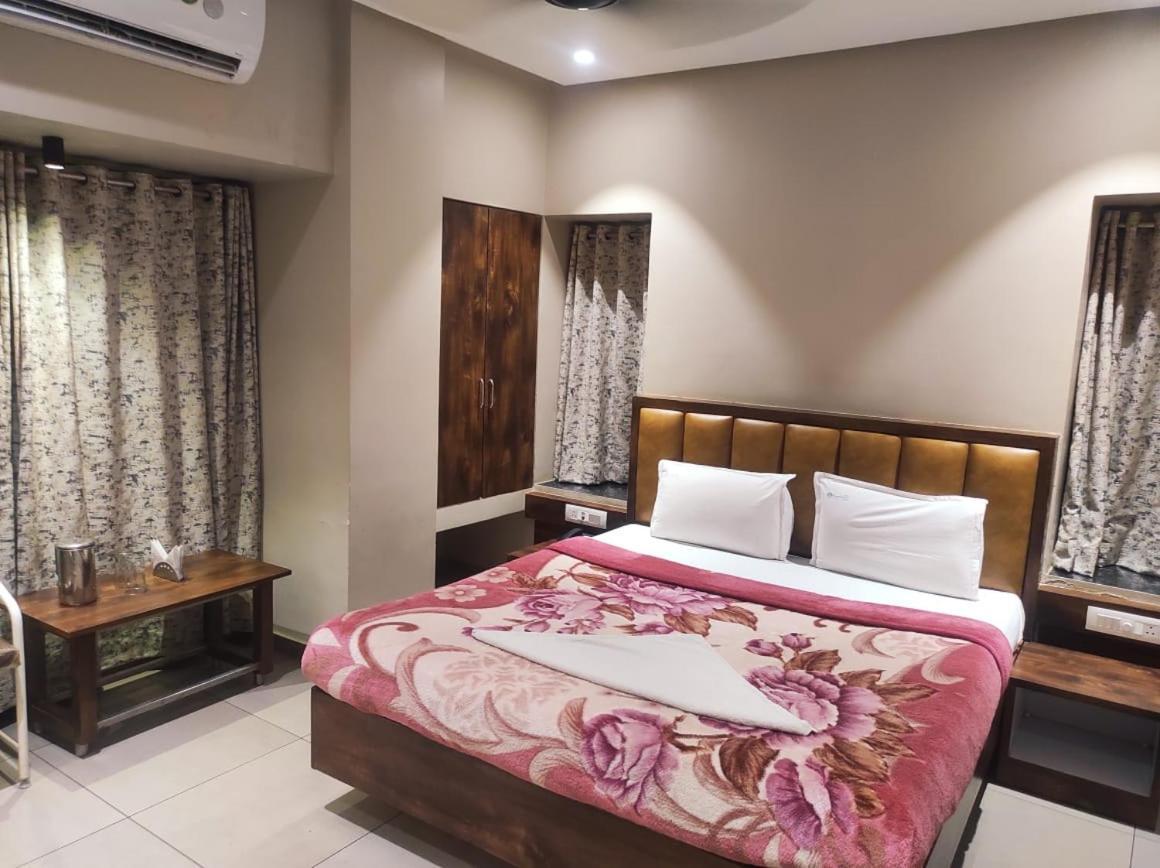 Hotel Vrindavan Deluxe 콜라푸르 외부 사진