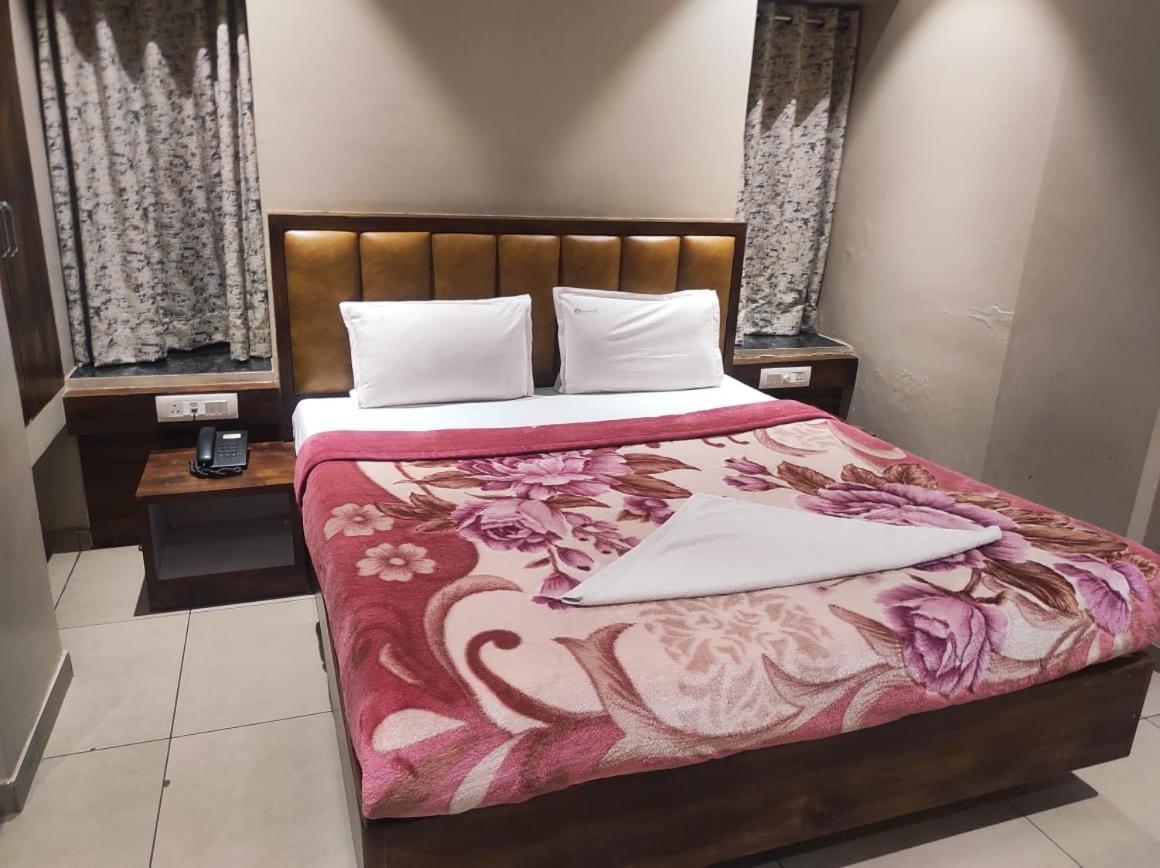 Hotel Vrindavan Deluxe 콜라푸르 외부 사진