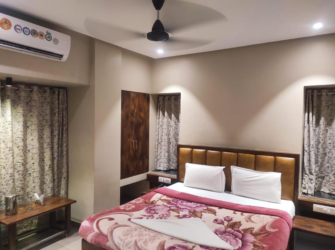 Hotel Vrindavan Deluxe 콜라푸르 외부 사진