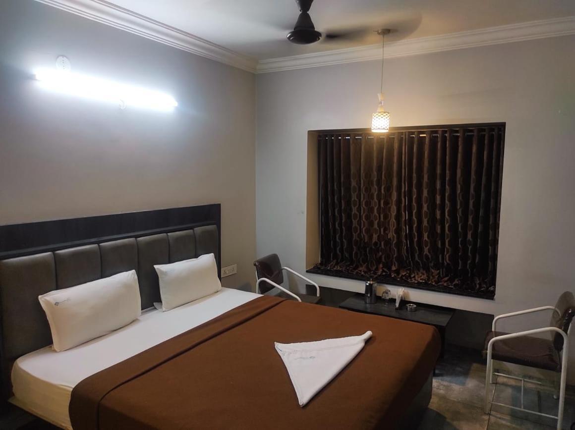 Hotel Vrindavan Deluxe 콜라푸르 외부 사진