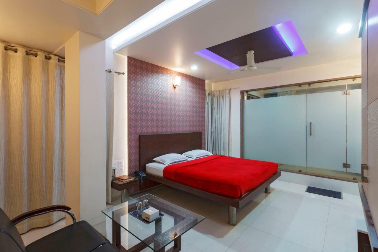 Hotel Vrindavan Deluxe 콜라푸르 외부 사진